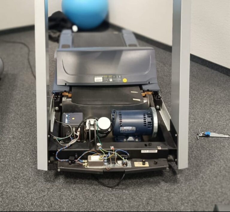 Maintenance technique sur site d’un tapis de course professionnel chez un client ServiceGym